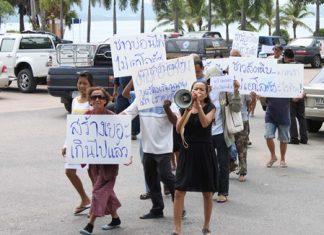 Sattahip merchants want new Tesco Express blocked to protect 7-Eleven Merchants in Sattahip march to try and stop the building of a Tesco Express in their neighborhood.